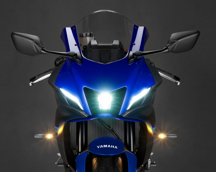 Carenagem do motor aerodinâmica e dianteira “twin-eye”