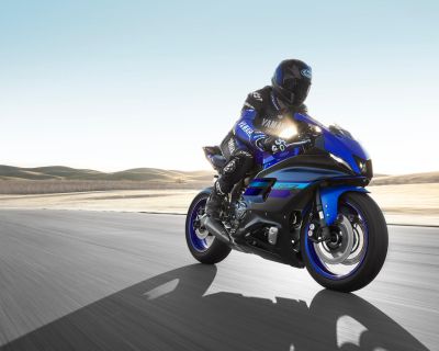 2024-Yamaha-YZF700R7-EU-Icon_Blue-Action-002-03
