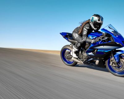 2024-Yamaha-YZF700R7-EU-Icon_Blue-Action-004-03